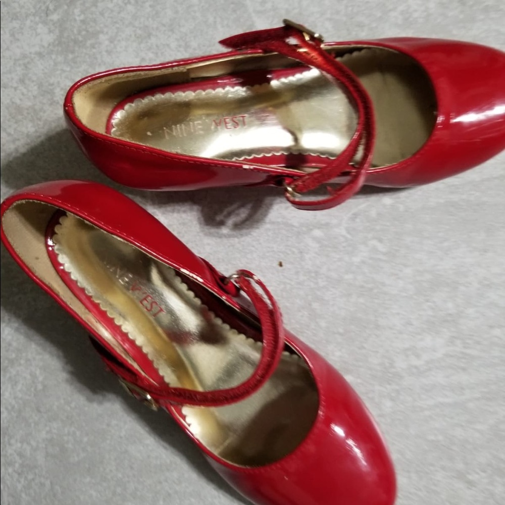 White and red shoes 👠 for kids !!